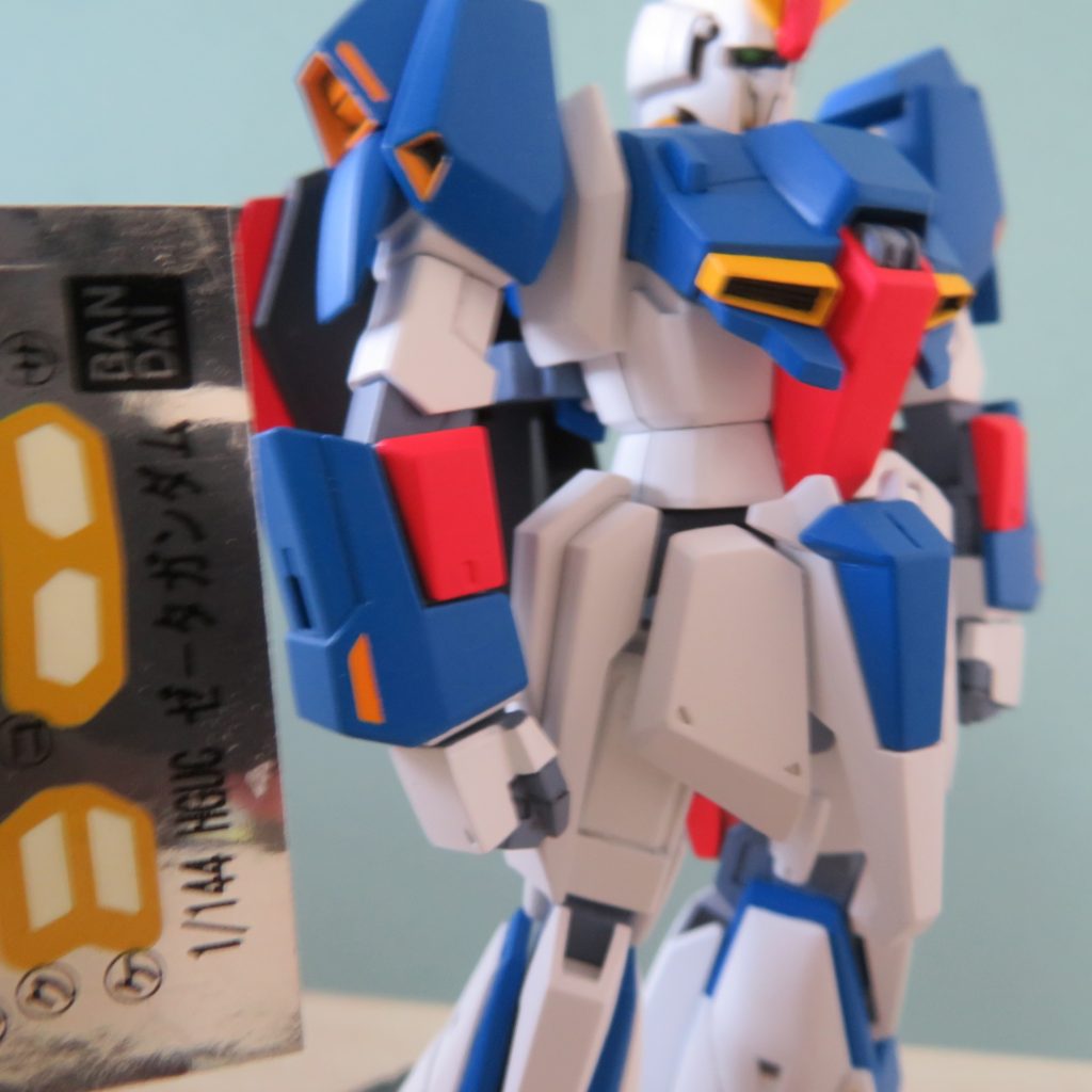 肩や腕のオレンジの部分は、まずオレンジで塗装してから、付属のシールをマスキングテープ代わりにして、ブルーを塗装しました。Previous