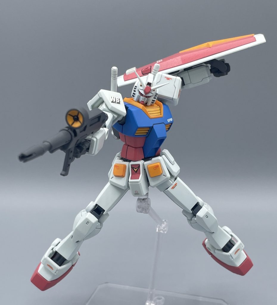 ビームライフルで攻撃 この大胆なポージング!このキットの最大の強みは「圧倒的な可動範囲」です。どんなポーズもガンガン決まり、触っていると永遠にポージングして遊ぶことが出来ます。