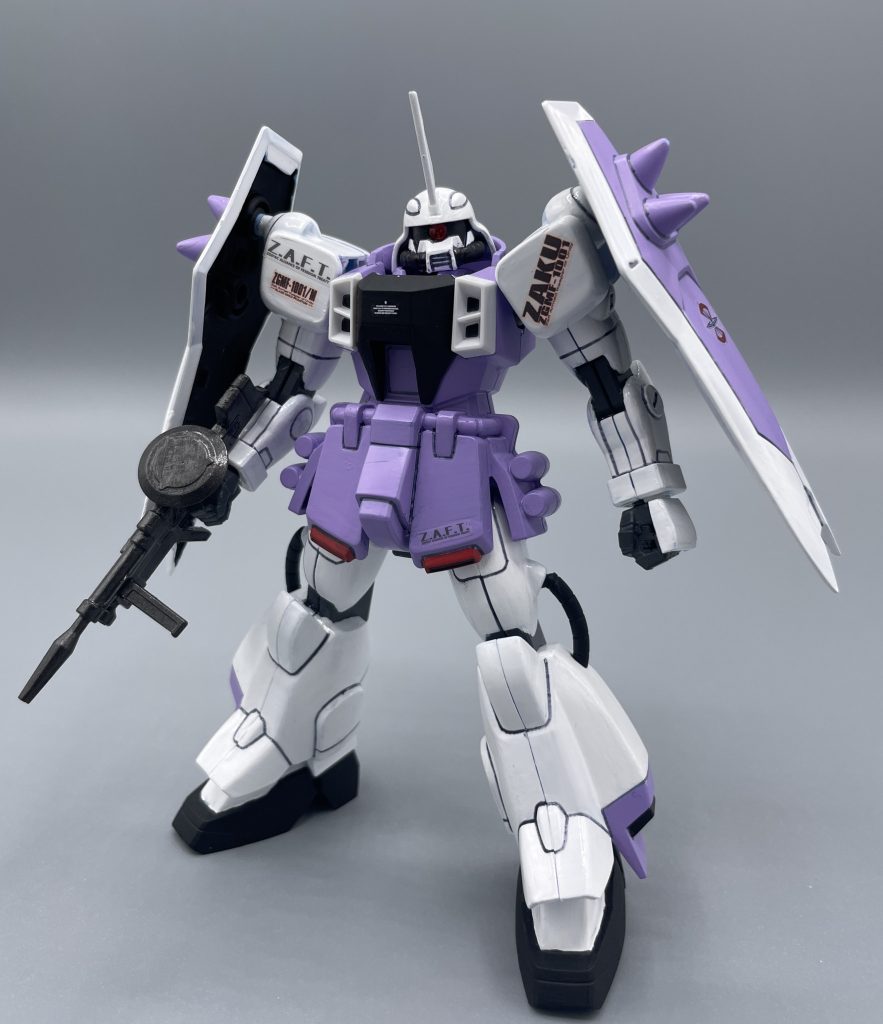 このザクファントムは、実は”元はイザーク機のキット” でした。アニメ放送時から現在に至るまで、イザーク・ジュールの登場した「スラッシュザクファントム」はHGで発売されませんでした。何と言うことでしょう。私はSEEDのザクの中では、イザークのスラッシュザクファントムが1番好きなのに、HGで発売されない。そうなると、どうしたら良いかというと、コレクションシリーズのスラッシュザクファントムから、スラッシュウィザードをHGのザクファントムに移植するしか方法はありません。  そうなると、スラッシュウィザードを剥奪された水色のザクファントムが本体だけ残るわけで・・・。悩んだ挙句、持っていなかった「レイ・ザ・バレル専用機」に色変えされるとになりました。 そうして生まれたのが、今回紹介する「ブレイズザクファントム(レイ・ザ・バレル専用機)」となるわけです。  ぶっちゃけると、余ったコイツどうしよう。。。ええい、パパっと塗っちまえ!と雑に塗りたくって仕上げたので、正直人目に晒して良いものではないのですが・・・。物に罪はありません、このZAKUへの批判は、製作者である私が引き受ける!と、酔った勢いでアップいたします(笑) やっぱりご批判はお手柔らかにお願いします(-_-;)