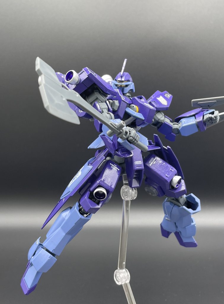 バトルアックス　鉄血のオルフェンズの世界のMSは、ビームの利かない”ナノラミネートアーマー” で身を固めています。そうなると、有効打は打撃。　このバトルアックスも、単純に敵機をぶん殴るという“力こそパワー” な武装です。 おとなしく投降すれば…然るべき手段で貴様を処分してやるゾォ？