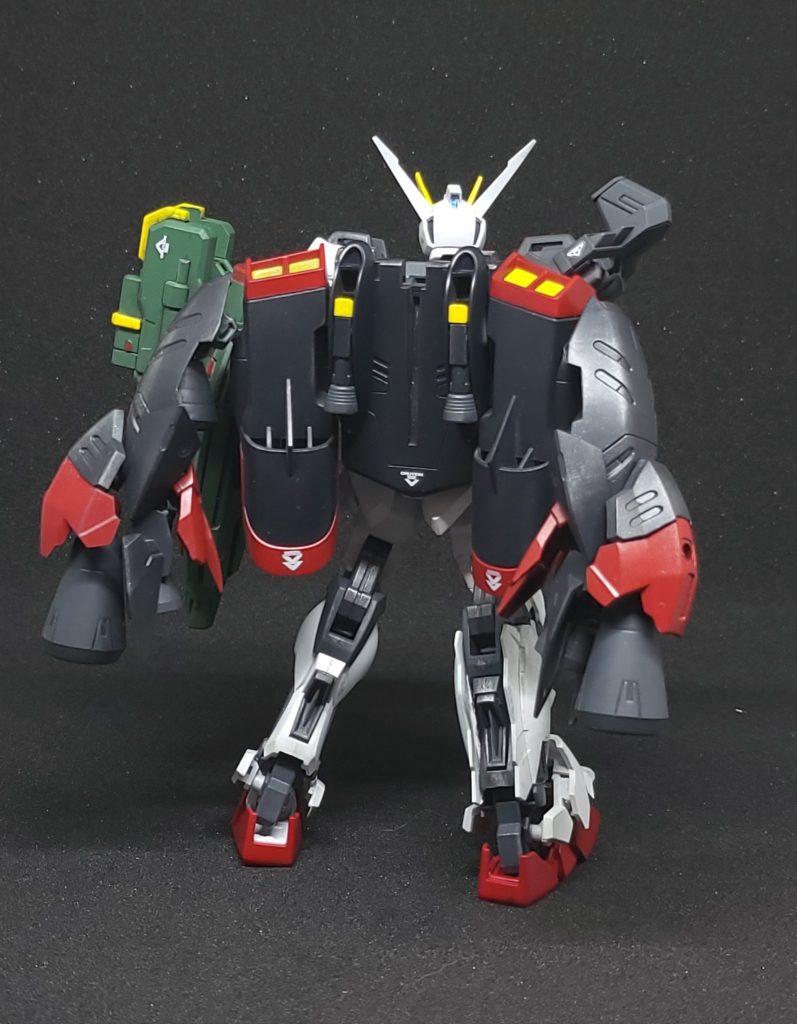 背面はこうなってます。背中の中央ユニットは∞ジャスティス。左右に伸びるブースターは30MSオプションパーツ3にバーニアパーツをつけてます。