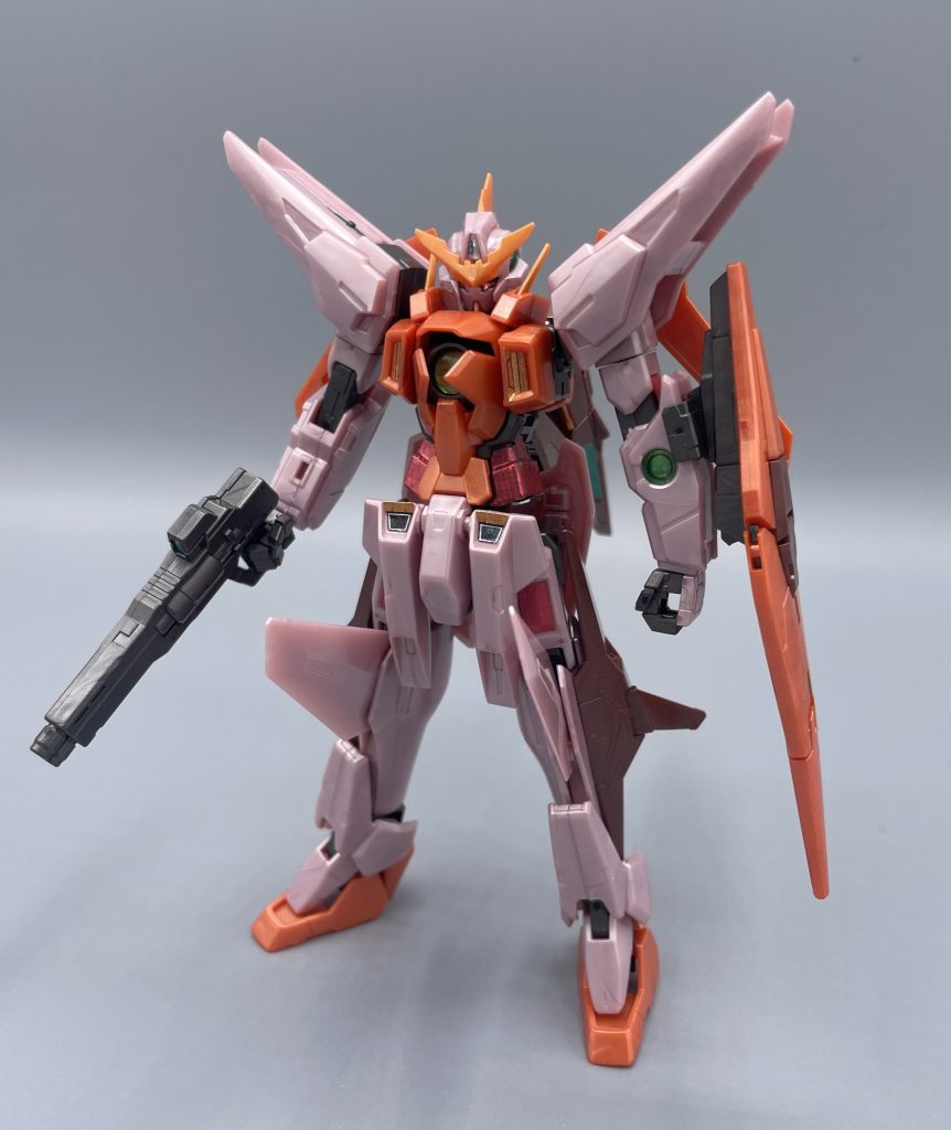 GN-00３ &nbsp;GUNDAM KYRIOS【TRANS-AM MODE】　ソレスタルビーイングの所有する第３世代MSガンダムキュリオス。そのオリジナル太陽炉の中にはブラックボックス化された秘密が隠されていました。　「トランザムシステム」・・・それは、オリジナルの太陽炉のみに搭載されたシステムです。開発者であるイオリア・シュヘンベルグによって開発され、秘匿されていました。&nbsp;&nbsp;なら。あの女に見せ付けてやろうぜェ・・・