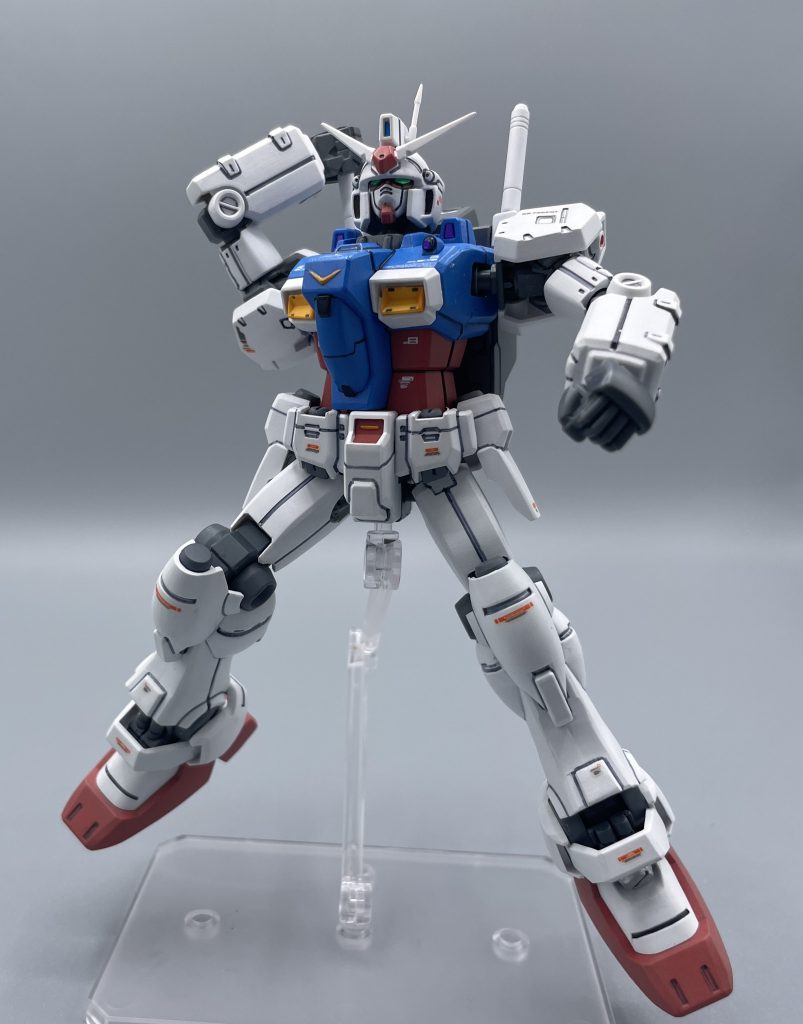 ボックスアート風に、ビームサーベルの引き抜きシーン。可動範囲は狭いので、ギリギリです。