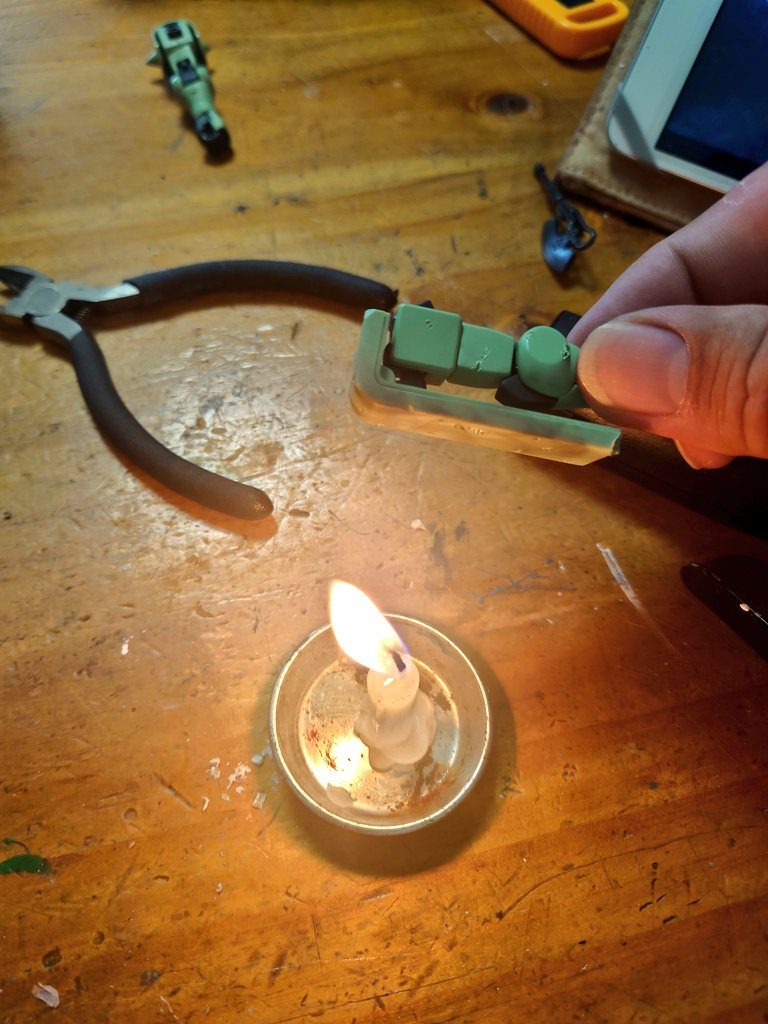 ローソクで炙ってます。