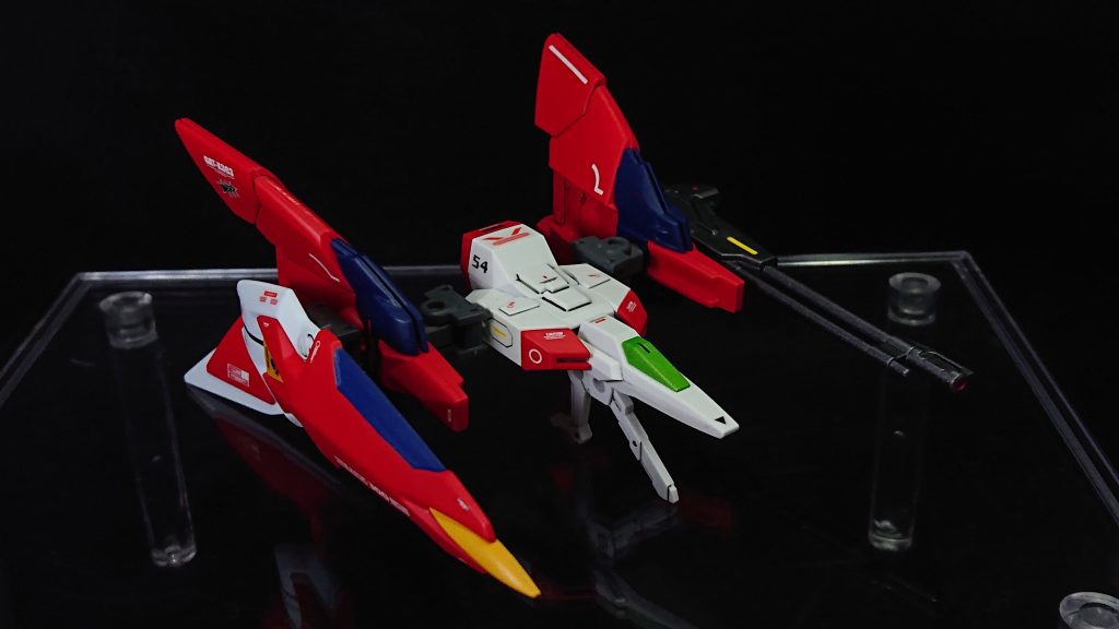 今回はファイターの方にも力を入れており、イージスのサイドスカートのスラスターと組み合わせることで単体でも格好良い戦闘機を目指しています左の翼にはイージスの60ミリ高エネルギービームライフルを装備していますファイターが単独で戦闘するときのメイン武装です右の翼にはイージスのシールドを装備し、ストライクとドッキングするとシールドは右肩に装備されます可動範囲が広いのでその分防御性能も高くなっています