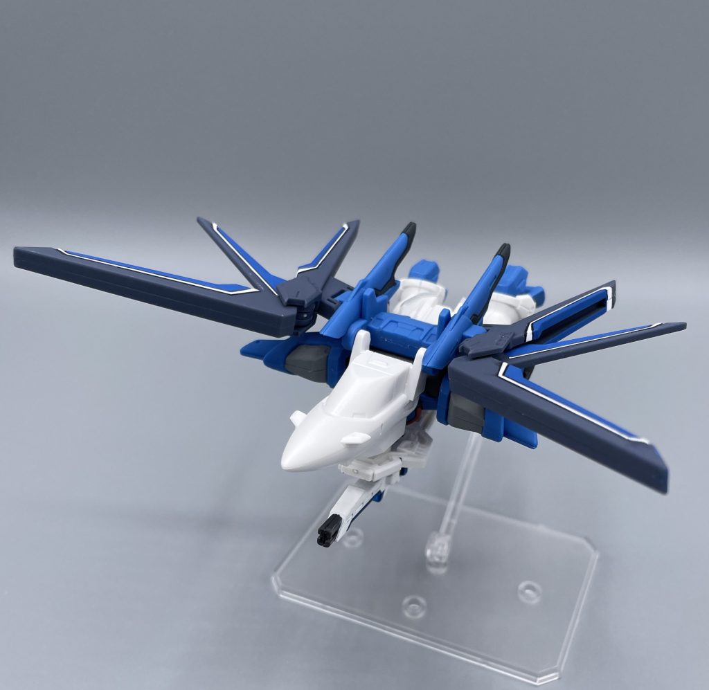 MA形態 これは、シンプルにカッコいいです。羽の分割は残念ですが、差し替えとはいえ見事にライフリの飛行形態を再現しています。これは、MA形態用の胸部フレームがEXパーツには付属していて、それを使用することで厚みを抑える工夫がされています。製作者様のMA形態への、なみなみならぬアツい思いが感じられます。