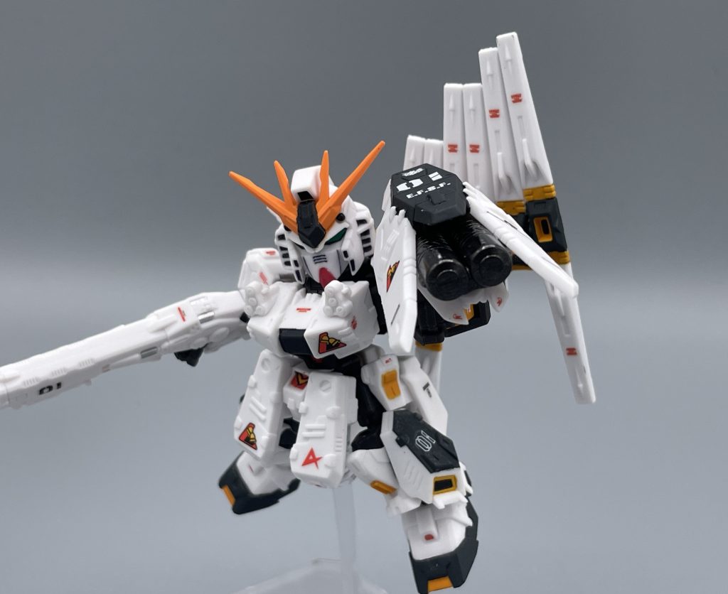 ハイ・メガ・シールド 大口径の“メガ粒子砲を2門” 装備した強化型シールド。強化が過ぎる。このシールドだけで、ハイ・メガ・キャノンに匹敵する火力があるそうです。もはやこれは”シールド” ではない。 キットの話に戻ります。このシールドの凄いところは、元の設定通りにシールドの上にハイメガシールドを重ねるギミックが、このサイズで再現されてしまっていること。価格から考えたら、差し替えが妥当かと思うのですが。。。しかも、無理して再現して野暮ったくなるなんてこともありません。バンダイの狂気すら感じます。 本当は、もっと紹介したいカッコいい写真がいっぱいあるのですが、枚数の上限で断念。。。ガンプラでは無いけれど、このモビリティジョイントのνガンダムこそが、「俺のνガンダム」です。 最後までご覧いただき、ありがとうございました!