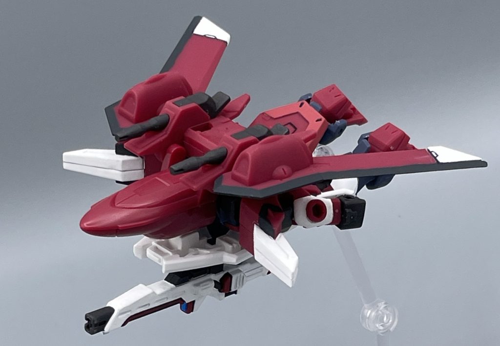 MA形態 これはカッコいい!!パーツの差し替えが必要ですが、差し替えゆえに見事な飛行形態を再現しています。 これは、MA形態用の胸部フレームがEXパーツには付属していて、それを使用することで、機体の厚みを抑える工夫がされているからです。製作者様のMA変形への、なみなみならぬアツい思いが感じられます。