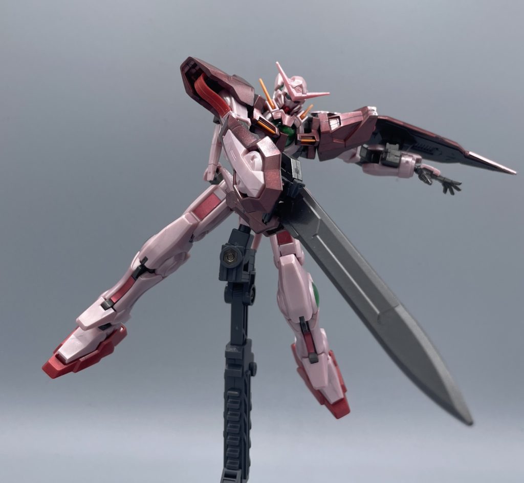 斬ッ!! 「トランザムシステム」・・・それは、オリジナルの太陽炉のみに搭載されたシステムです。開発者であるイオリア・シュヘンベルグによって開発され、秘匿されていました。