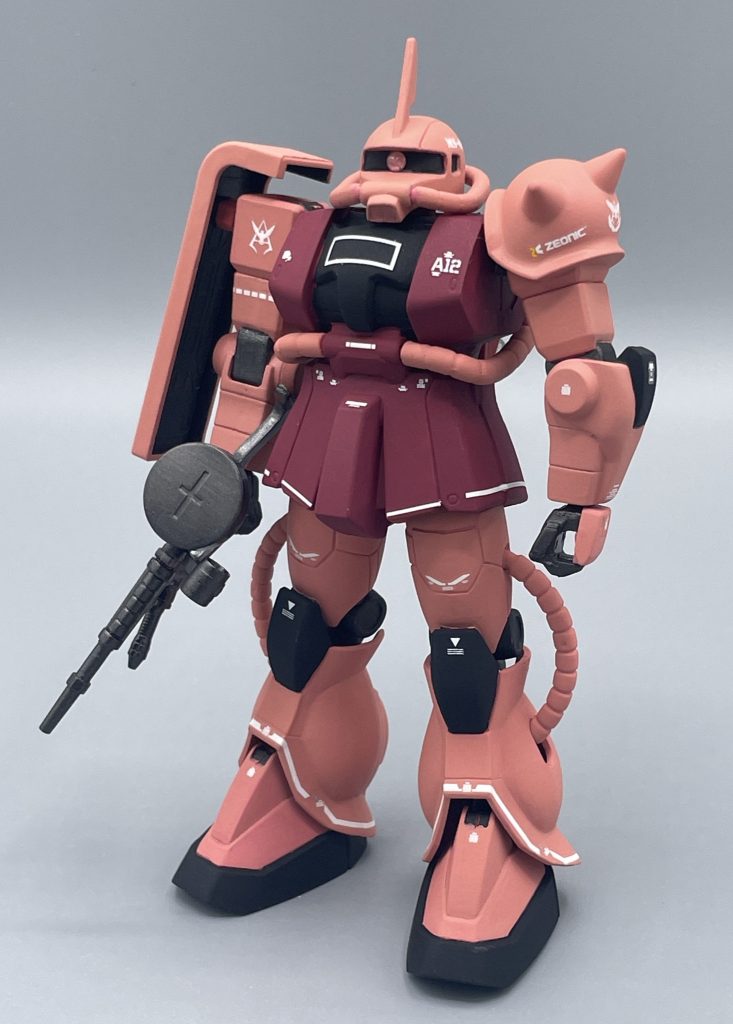 MS-06S ZAKUⅡ　FG (First Grade) のシャア専用ザクを、筆塗り全塗装で作りました。FGとは、300円という衝撃的な価格で販売されているガンプラです。キット自体は漢の一色成形で、合わせ目も全身に駆け巡ります。価格が安いので、合わせ消しや塗装の練習用キットなんて言われたこともありました。　しかし、どうでしょう。このプロポーション。もう好き。ホッとする。むしろあたたかく、安心を感じるとは・・・。それもそのはず、このFGのキットは、当時発売されていた1/60パーフェクトグレードの造形を、そのままダウンサイジングしたものなのです。たった３００円で、PG造形のザクが手に入る幸せ。最高です。