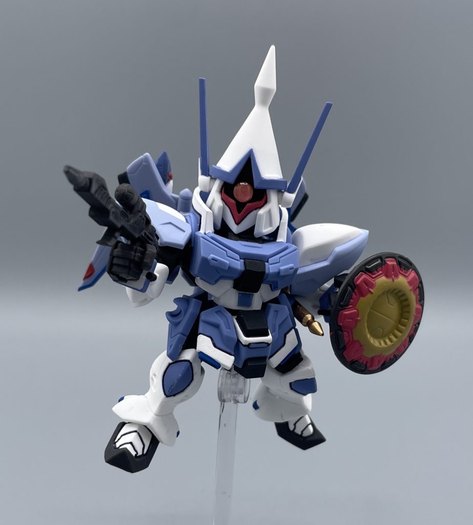 MMI-M635D ビームライフル ギャンシュトロームの主兵装であるビームライフル。アグネス本人が、「私の機体は近接戦用」と断言する機体の中での、数少ない遠距離兵装です。ゲルググメナースと同型のライフルですが、このライフルはショートバレル仕様のようです。 設定上、ギャン・シュトロームは、グフイグナイテッドの後継機に当たります。そのため、スレイヤー・ウイップなどの装備も引き継いでいます(付属はしませんが) ところでこのギャンのカラーリング、どこかで見た気がしませんか? 私と共に、厳しい訓練を乗り越えてきた同士諸氏の皆様には簡単ですね。そう! SEED DESTINYの後半で、イザーク・ジュールが乗ったグフ・イグナイテッドのカラーにそっくりです。 それもそのはず、この機体はもともとイザークが乗る予定であったため、彼のパーソナルカラー?であるホワイト&ブルーグレーで塗装が施されました。しかし、なんやかんやあって、このギャンはアグネスの手に渡ることになります。 多分、「可愛くない!」とか言ったアグネスが、取り巻きの整備兵の皆さんにお願いして、一部カラーリングを変更させたんだと思います。これは完全に私の妄想です。 変更点は2点で、カメラアイの下のラインとシールドに「ルビーピンク」の塗装が施されています。ルビーピンク!! アグネスらしいカラーで、目元にアイラインを引いたオシャMSに生まれ変わりました。この機体をを見たイザークは何おもふ・・・