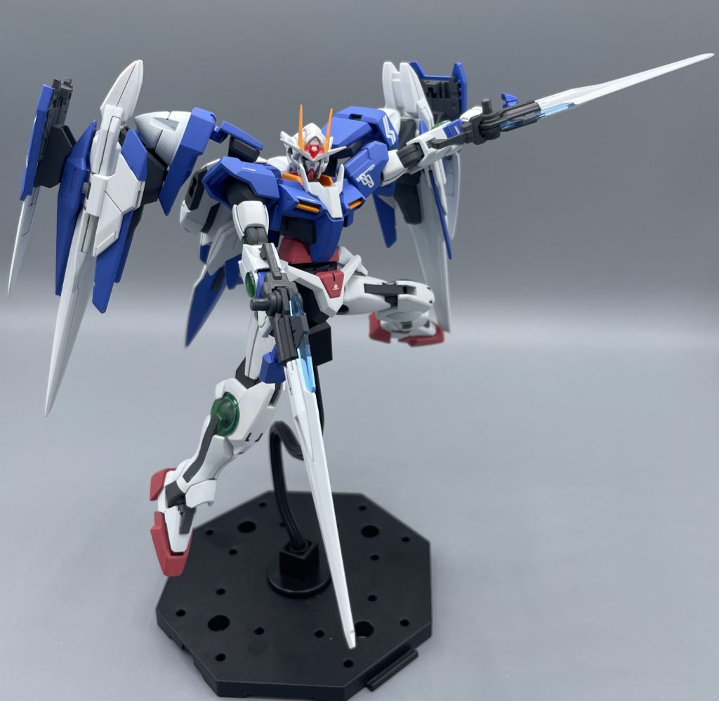 ダブルオーライザー ダブルオーガンダムとオーライザーがドッキングした姿。”ガンダムを超えた存在”ということで、機体名から”ガンダム”が除かれました。 スーパー肩幅を誇る、超武装MSへと変貌を遂げますが、この機体の凄いところは、ここから更に拡張する可能性を秘めているところです。みんなが大好きな”あの大剣”も、もちろん装備しますよ!(^^♪ 最後までご覧いただき、ありがとうございました!!