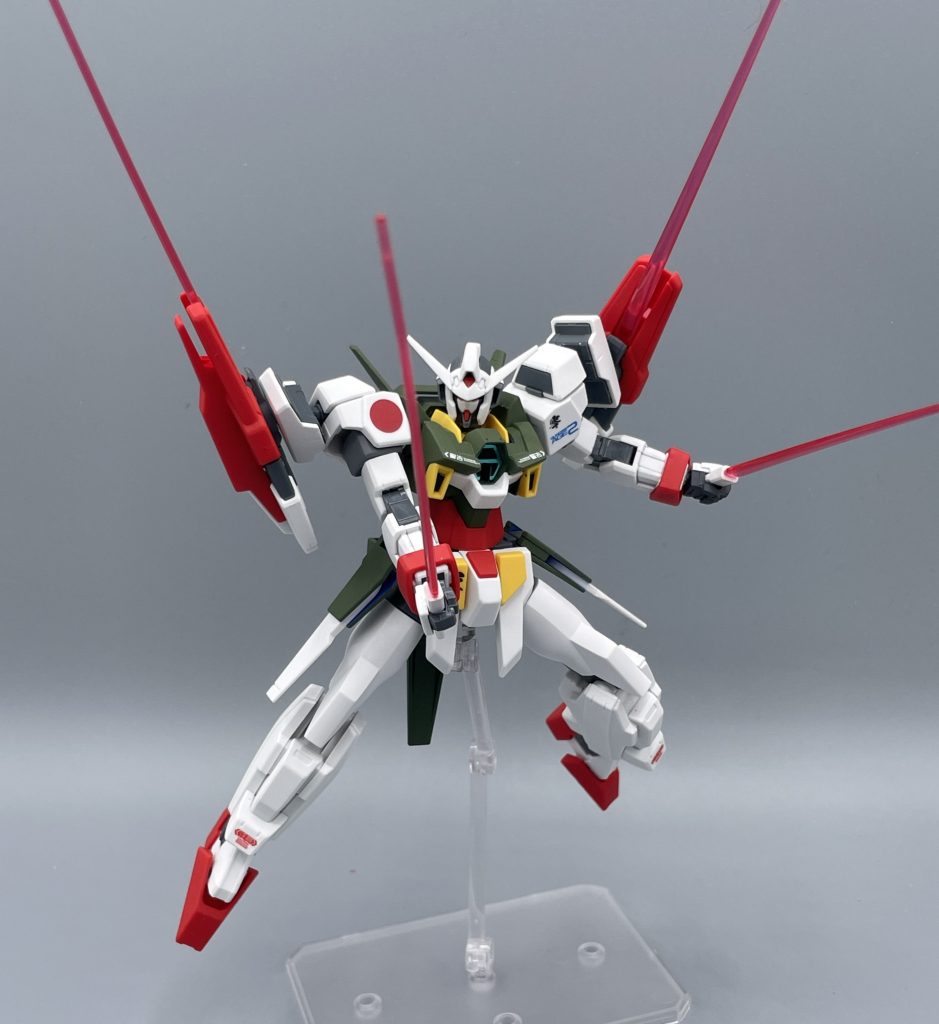 ビームサーベル4本構え MGのように大ぶりなビームエフェクトは付属しませんが、他キットからビーム刃を持ってくれば、4刀流も可能です。ただし、対応するのはAGEやOOシリーズの平たいビーム刃なので、注意が必要です。