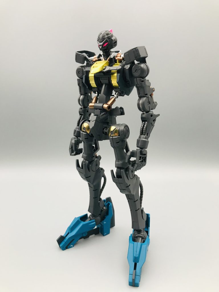 内部フレーム。シリンダーを塗り分けるといい感じにメカメカしさが増しますね。一部付属のシールを使用しています。