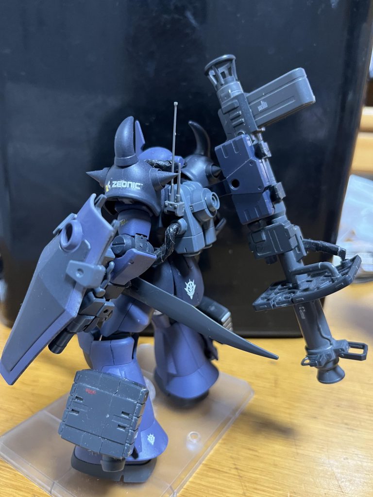 背部バズーカラックに取り付けられたマルチランチャーからミノフスキー粒子散布弾を放ち、通信機やレーダーを阻害して、孤立した目標を撃破する