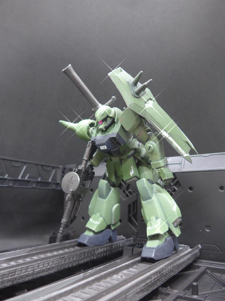 塗装は設定よりもザクっぽく、武器もどっかで見たことあり、SEEDのMSってこんな発進の仕方だっけ?と思いながら作りました。なんでも宇宙世紀風に寄せちゃうのはファースト世代の悪い癖?