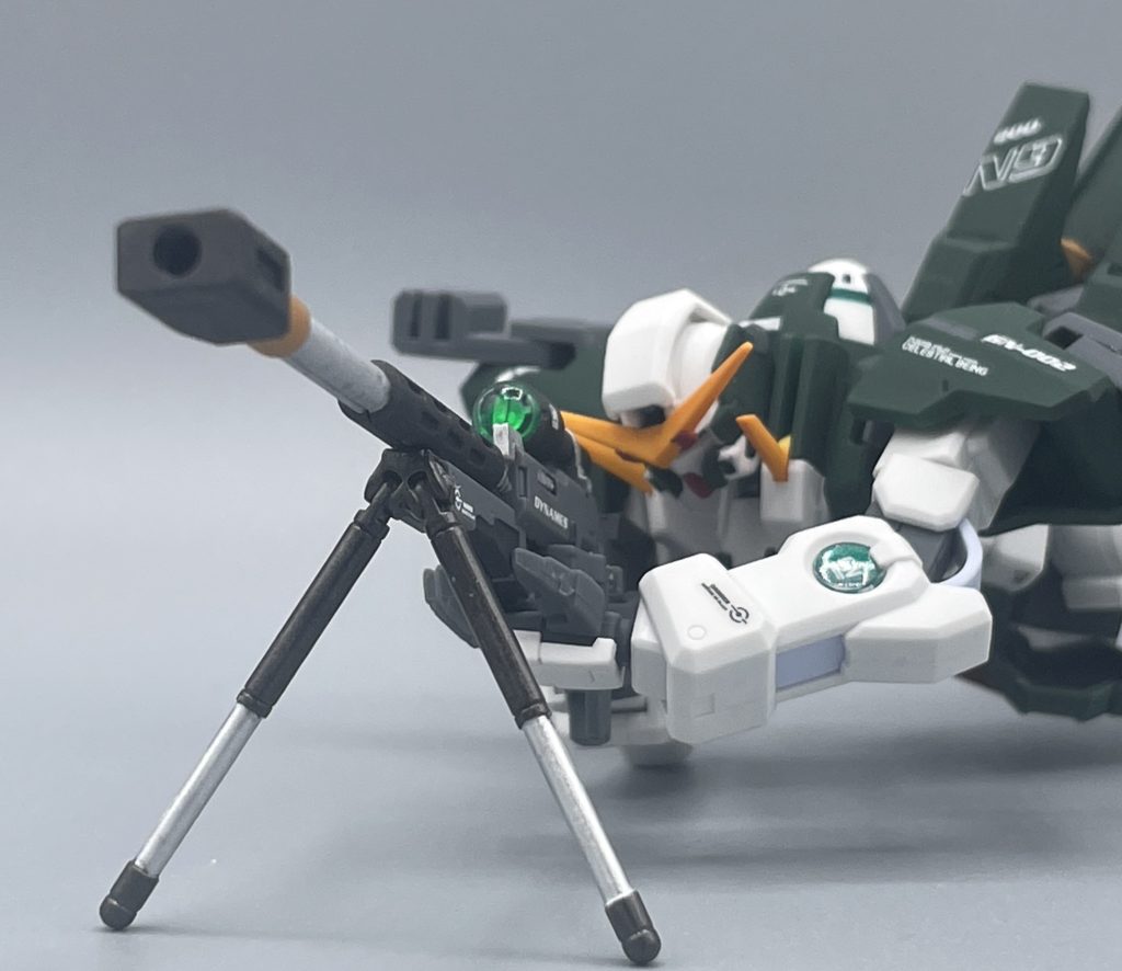 ロックオン・ストラトス、目標を狙い撃つ! これぞ狙撃!と言わんばかりのポージング。主兵装の「GNスナイパーライフル」は、パーツの差し替えでバイポッドを展開させることが出来ます。
