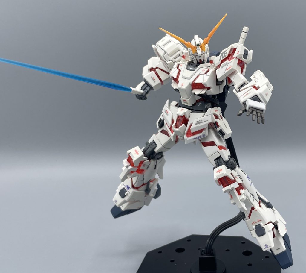 ビームサーベル ビームマグナムばかりが注目されがちなユニコーンですが、実は戦闘で初めて使った武装はビームサーベルです。クシャトリアとの戦闘でNT-Dが発動し、角割れと共にサーベルを抜き取るシーンに、脳を焼かれたファンは数知れません。 お分かりいただけただろうか? ユニコーンのサーベル刃の色はピンク色ですが、今回ユニコーンが持つサーベルの色はブルー。 これは、私が間違えたのではなく、1番最初に発売されたMGのボックスアートに描かれたサーベル刃がブルーだったから。それがあまりにカッコいいものだから。 そもそも、HGUCユニコーンガンダム【デストロイモード】のキットに、ビームサーベルの刃は付いてきません。これだけのクリアパーツを使っておきながら、何てこったい。どうしたら良いかというと、【ユニコーンモード】を買えば付いてくるよ。 もちろん、平手だって付いてきません。どうしたら良いかって?  【ユニコーンモード】を買えば付いてくるよ。やるな、バンダイ!