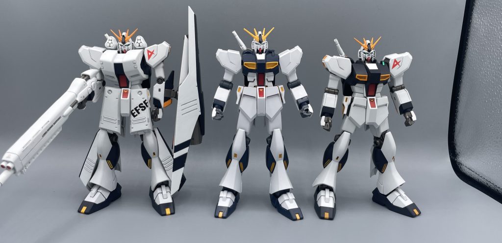 νガンダムいろいろ 左からHWS、EG、HGUCνです。みなさん、どの造形が好みですか?個人的には、ニューガンダムのフェイスマスクと言えばHGUCの造形がドンピシャ好みです。 RGは持っていないのですが、RGはマスク部分が小さすぎて、スタイリッシュ過ぎるかな~と思えます。令和のイケメンって感じでカッコいいんですけどね。 EGはRGとHGUCの中間かな? “私は”、ニューガンダムのフェイスはやや面長なのが正解だと思っているので、HGUC版が大好きです。