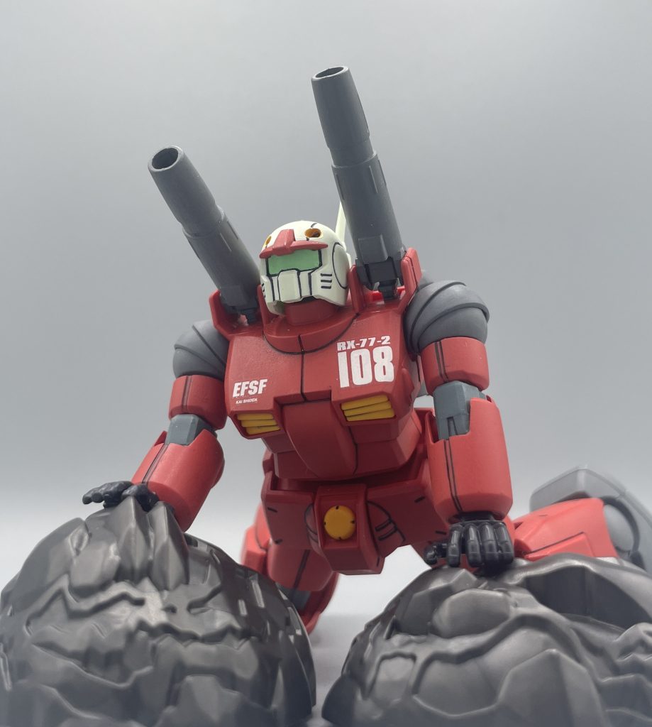 撃てよ、撃てよ、撃てよ~!♪ 初期のHGUCキットには、〈メモリアルアクション〉といって、各機体を象徴するポーズをとるためのパーツが付属するなどの工夫が凝らされていました。 ガンキャノンの場合は、OPで両手を着きながら240㎜キャノン砲をブッ放つシーンが採用されました。このシーン・アクションを再現するために、角度の付いた平手が付属します。   HGUC第1号という、シリーズの期待を背負って作られた旧HGUCガンキャノン。その期待に恥じぬ最高のプロポーションで造形されており、劇中の再現を問題なくこなせる可動範囲を持ち、色分けもシールがメインセンサーのみという、非常に優れたキットだと思います。時代も時代のため、パーツ分割はモナカ構造で合わせ目は各所に発生します。 およそ15年の月日を経て、リバイブ版が発売されましたが、私はこちらの造形の方が好みです。リバイブ版はシュッとしていて可動も凄い、良キットであることは間違いありません。しかし、その細身の造形故に、賛否・好みのはっきり分かれるキットであるとも言えます。 アニメでガンキャノンに触れたモデラ―にとっては、旧HGUCが決定版だと思うので、絶版にしたりせず今後も販売を続けて欲しいキットです。 最後までご覧いただき、ありがとうございました!!(^^♪