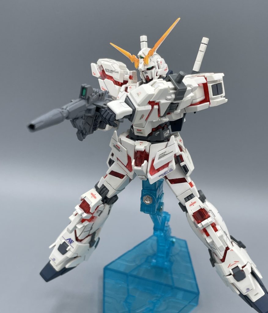 掠めただけで… ユニコーンガンダムの主兵装「ビームマグナム」で攻撃。フロンタル率いる袖付き小隊との戦闘でバナージが使用し、思わず「すごい…」と嘆息してしまうほどの破壊力を誇り、その威力は小惑星など一撃で塵にしてしまいます。 大佐の戦場を汚さないよう、ポカーンと見ていた袖付きのギラ・ズールを”掠めただけで” 爆散させ、アンジェロ達を震え上がらせました。