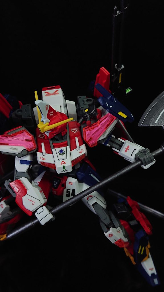 左肩にはエアリアルのシールドのパーツを使ってショートシールドっぽく見せたものを付けてみました他にもMSGのパーツを付けていますこれはスモーク弾や照明弾のようなものに見えるといいなって感じですw戦闘時には相手の視界を奪い奇襲を仕掛ける時に使用します