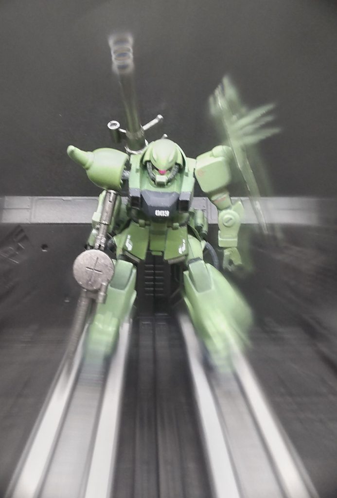 放射状のボケ写真、雰囲気ありますが、レールはボケなくてもいいのですが・・・。