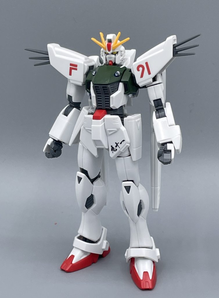 　オリジナル機体「ガンダムＦ九十一」です。変更点は、カラーリングをブルー→濃緑色に変えただけ。 　ちょうど「ガンダムAGE-零」を作っていた際に一緒に売られていたので、横並びを意識して筆塗り部分塗装で仕上げました。日本機らしいカラーリングになったと思います。ガンダムAGE-零→https://gumpla.jp/hg/2033020　この「HGUCガンダムF91」は、オールガンダムプロジェクトで生まれたキットであり、当時から「コレジャネェ！」と物議を醸しだしたキットでした。　ラインが直線的過ぎたり、色分けがシールでも足りなかったりと、熱心なファンからは歓迎されたキットとは言えないかもしれません。　反対に、F91にそれほど思い入れのないライトユーザーにとっては、大きな不満もない良キットと言えるのかもしれません。