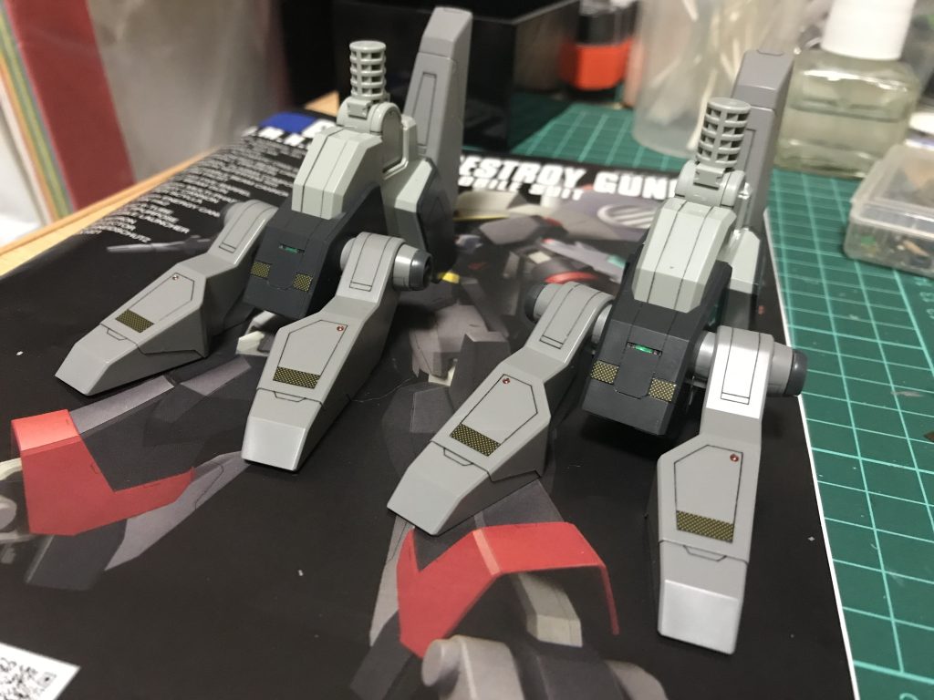 スジ彫りは装甲の分割線やメンテナンスハッチをイメージしつつ…