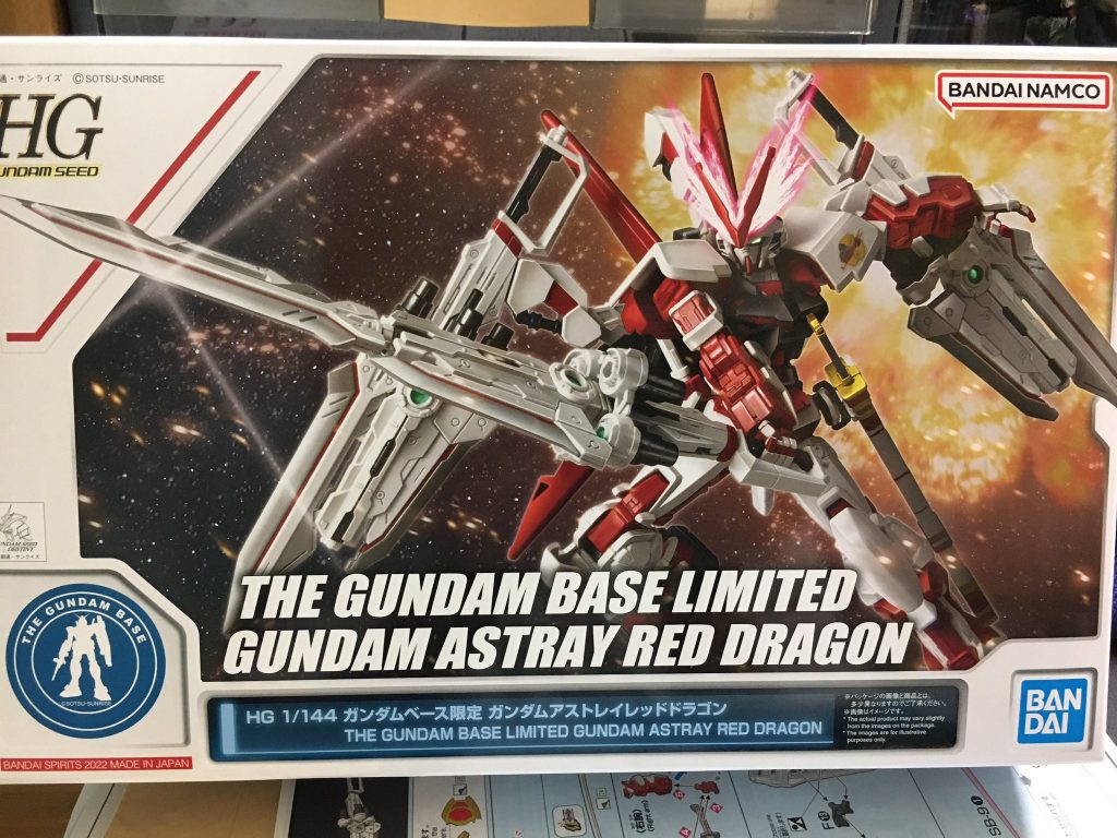 ちなみにフリー入場の時間帯なので終わったらそのまま買い物できました。限定品コーナーをのぞいてみてジムセット、コアガンダム(リアルタイプカラー)セットなどと迷いつつアストレイレッドドラゴンを買いました。積みが増えてるから(明日も2つ届くし一番くじやる予定だし)買うまい買うまいと思っていましたが... 10年前、高校時代にホビージャパンで雑誌連載を追いかけ、付録キットのカレトヴルッフも購入していた身としては念願のキットみたいなので... と、いうわけでガンプラバトルVRの体験レポートは以上となります!書きたいことが多すぎて大変長くなってしまいましたが...自分の記憶を書きとどめておきたい、そして何よりあの日の感動を他の皆さんにも味わってもらいたくて書いてみましたが、いかがでしょうか?次の機会があればまたチャレンジしてみたいですね! ここまでご覧くださった皆様ありがとうございました!!!