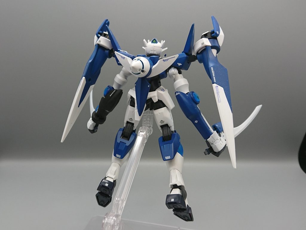 背部にはスサノオのユニオンマークを搭載。スサノオはGNコンデンサーでしたがGNドライブに変更。肩部の2基と合わせて合計3基のGNドライブを搭載しています。