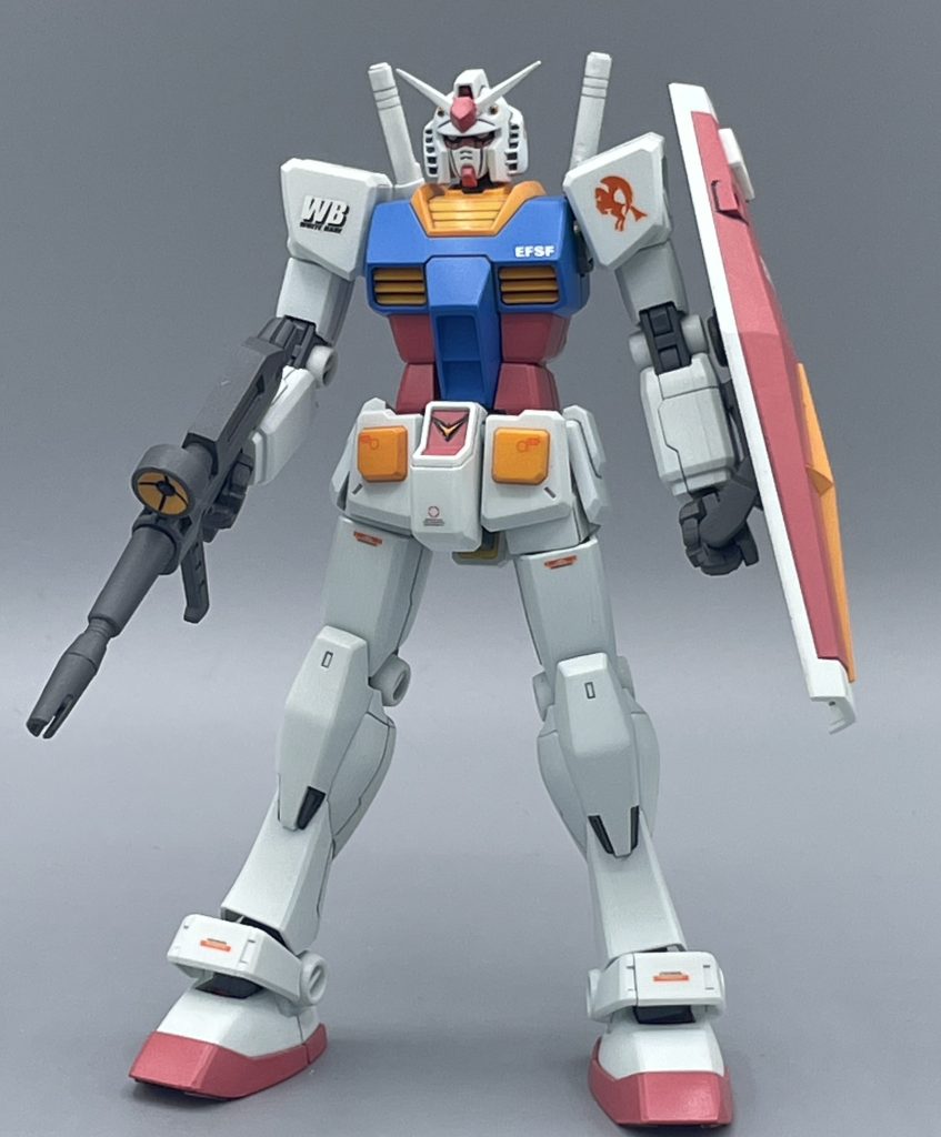 イケおじ大地に立つ!! リバイブと称して新たに生まれ変わったHGUCガンダムです。旧HGUCと比較して、手足が細くスラっと伸び、顔も小顔に、ウェストはキュッと締まっている。 ガンダムは我々のような酔狂なファンからは“おっちゃん” の愛称で親しまれておりますが・・・これは・・・。 とてもじゃないがおっちゃんとは呼べない。イケおじだこれは。なんだこのプロモーション!?速水も〇みちか!?高くからソルトをパラパラするんか!? …すみません、取り乱しました。正直に言うと、私はこのプロポーションはあまり好きではありません。個人的な好みで言えば、ガンダムのデザインは旧HGUC版が1番好きです。 このキットが好きな方で、気分を害した方が居たらゴメンナサイ(._.)ここからは褒め倒します!このキットの良さは、実際に触って動かしてこそ、実感できます。…控えめに言って、スゴイですよ!!!