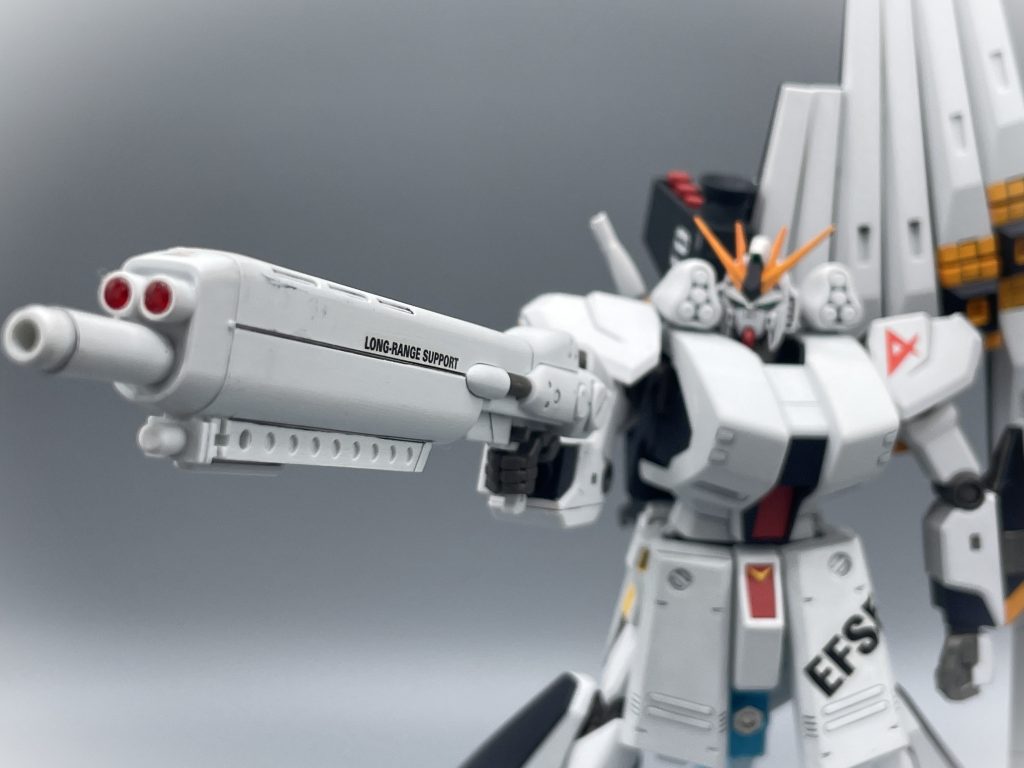 ハイパー・メガ・ライフル 名前からして超強そうなライフル。逆シャア当時の戦艦の砲塔数基に匹敵する威力を持っているそうです。数基!? また、ビームを絞って長距離射撃をこなすことも可能です。精密射撃時の際は、バイポッドを装備することも出来ます。 クリアレッドのセンサー部は、Hアイズを塗装したものに置き換えています。モビリティジョイントでも同様の置き換えをしていますが、やはり見栄えとテンションが爆上がりします。 ライフル側面の「LONG-RANGE SUPPORT」のデカールはガンキャノン用のものなのですが、メガライフルにも似合ってカッコいいと思っています。
