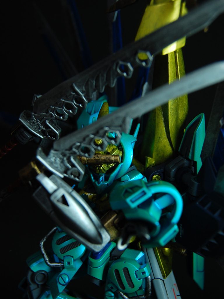 　マイフリの構えから。顔は角度や陰影で印象を変えれるものにできたと思います。元ネタの意匠をそのままリアル頭身に持ってきてもかっこよくならなそうなことから一番悩んだところだったので、思ったよりも表情を出せる形になっててよかったです。金碧の配色もこれをかっこいいと思えるかは個人の思い入れに寄るところが大きいので、ポージングや見せ方でかっこよさを出せるよう工夫してみました。　ギリギリSEEDコンにはなんとか間に合いましたが、写真をあまり撮れず雑になってしまったので気が向いたときに写真は更新していこうかと思います。（8/14追記　ほぼすべての写真を撮りなおして差し替えました）（9/8追記　うっかりずっといいね受け付けない設定にしちゃってました。SEEDコンの仕様で通知が来ないもんだと勘違いして気づかず(zaku-kao10)）