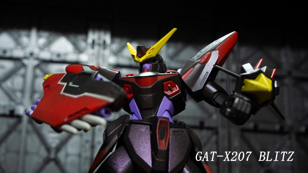 5機のガンダムのなかで一番塗り分けが難しかったですね。マスキング箇所が非常に多く手塗りのほうが早いかどうか迷いましたが、シールドについては平面でもあるため均一且つきれいに塗りきりたかったのですべてマスキング・エアブラシ塗装してます。満足行く仕上がりになりました。