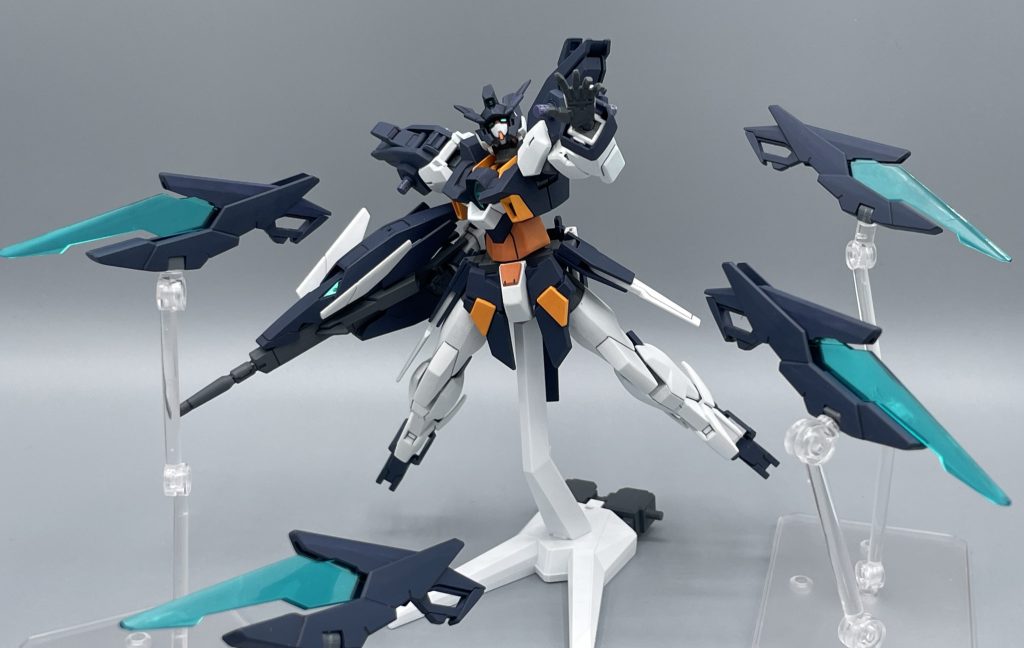 　全4門のすべてのＦファンネルを射出！この状態で、マグナムやサーベルのコンビネーションが繰り出されるのだから、もう逃げ場がありませんね。　刃物ファンネルの構想は、AGE-FXのCファンネルから来ているそうで、チャンピオンのAGE愛を感じますね。チャンピオンの称号を以ってしてもッ！！