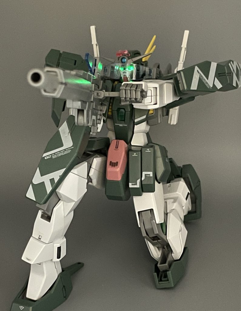 その名の通り・・・狙い撃つぜ！！！　ケルディムガンダム・トランザムの、もう一つの名場面は「メメントモリ攻略作戦」だと思います。この作戦のあらましは、アリオスガンダムの記事に書いていますので、是非そちらもご覧ください(笑)アリオスェ・・・↓↓(^^;笑https://gumpla.jp/mg/2049978　OO２期のトランザムは、GN粒子を扱うノウハウが高まっていったことで、機体ごとに合わせた能力の底上げが可能になりました。　ケルディムガンダムの場合は、狙撃能力が大幅に向上します。その秘密は、トランザム発動と同時にカメラアイの眼前に展開される「フォロスクリーン」にあります。&nbsp;※ゴメンナサイ。この画像、フォロスクリーンは装着する上下が逆に取り付けてしまっています。我が家のロックオンは攻略本を逆さに読んでいるので、絶対に狙撃に失敗すると思います(>_<)　このフォロスクリーンには、狙撃に必要な情報が高速で計算され、事細かにスクリーンへと映し出されます。そうしたマイスターへのフィードバックにより、狙撃の命中精度が飛躍的に高まるんだそうです。※上の画像はフォロスクリーンが逆さまです。　一体、どんな情報が映し出されるのでしょうか。「射角もうちょい下げ～」とか単純な話では無いのでしょうね(笑)　きっと私などが見ても、「くぁwせdrftgyふじこlp」ってなる気がします。&nbsp;　ライルは、トランザム射撃で見事にメメントモリのコアを撃ち抜くことに成功します。「ロックオン・ストラトス」としての、狙撃能力の高さを周囲に見せ付ける結果になりました。後には乱れ撃つようになるんですけどね(笑)&nbsp;　最後まで長々とお付き合いいただき、ありがとうございました！！