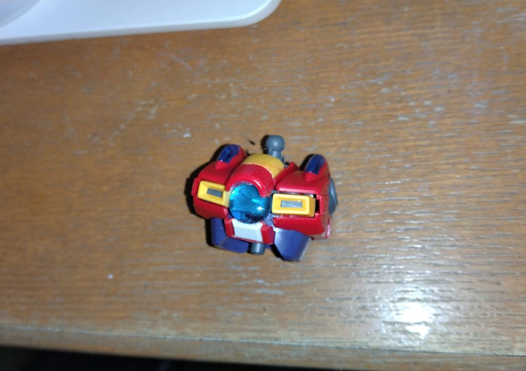 胸部分はGNドライブっぽくしたかったので邪魔な部分をカットしたらうまくクリアパーツをつけることができました。