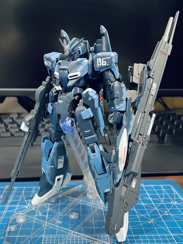 HGゼータプラスC1をベースに、かっこいいなって思うパーツを組み合わせて作っています。そしてビームスマートガンをハイパーメガランチャーへ置き換えています。