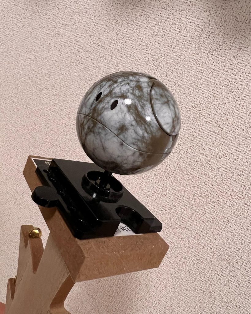 台座は適当に黒で塗りました