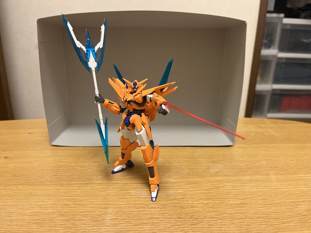 武装GNバルカン両手首部分に配されたビーム機関砲で、ビームサーベル発振機能も兼ねている。主にミサイルの迎撃などに使用されるが、高い火力を有しており、PS装甲をも粉砕可能。GNパルチザン主兵装となる双頭の槍。クリアブルーの刀身はPS装甲を一刀両断できる斬撃力を誇り、身の丈ほどの大型武装でありながら、本機はこれを片手で扱う事ができ、更に二振りの同時装備も可能。粒子変容機能を内蔵しており、後述の射撃形態やランスビット形態を取らずとも無線誘導式の小型の球体ビームを放出可能なだけでなく、ビームを曲げる事で直撃を避けたり、逆に敵機にそのまま跳ね返す事も可能。射撃形態先端部を展開する事で変形し、FT装甲をも貫く威力を有する大出力ビーム砲としても機能する。ランスビットGNパルチザン自体がオールレンジ攻撃兵装として運用できる設計になっており、遠距離から敵機を斬り刻む。引き続き射撃形態も使用可能で、ドラグーンシステムのようなビーム砲端末として機能する他、回転させる事でシールド的な運用も可能となるなど、外観からは読み取れない様々な機能を発揮する。