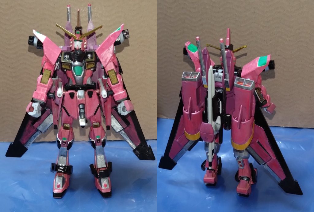 『スペランツァジャスティスガンダムIIPLUS(ツープラス)』型式番号:ZGMF-X99A2PLUSジャスティスの本来の後継機である『スペランツァジャスティスガンダム』を改修したことで新たな格闘武装を追加したことで、より格闘向けに特化した機体……という設定。一番の特徴である超大型アックス『ラブリュス』にも新たな形態が追加され、それを持ち上げる機体の腕のフレームもより強化されたモノに変更。その為、重い武器を持ち上げる腕の可動はかなり上がっている。搭載されているシステムはミラージュ・コロイドのみ。新たに追加予定だったシステムの搭載は遅れもあり、この段階で機体は80%(正確には79.8%)しか完成していないという未完成品。遅れの原因の理由は他にもあり、機体を覆うアーマーの開発にかなり時間がかかっている……という設定です。 「スペランツァを覆うアーマーだと?カロウ、俺には必要ないだろ?」「格闘をより強化した分、防御がイマイチだからな。避ければ問題ないんだが、やはり防御面は必要だろ?」「開発に遅れているようだが、どんなアーマーなんだ?」「………」「カロウ?」「……なあ、宇宙世紀の水陸両用MSで何が好きだ?緑系か?」 と、アーマーについては後日公開する予定です。どの機体で、どんな性能を持つかについては……それまでのお楽しみで。 ちなみに、今回の追加で使用したガンプラはHGフリーダムの腕とユニコーン(デストロイモード)の腕の一部。そしてHGインフィニットジャスティスのシールドの一部を使いましたが、その部分の武装はこの段階ではまだ未完成の為使えません。完成状態で使用可能という設定です。それは後日語ろうかと思います。