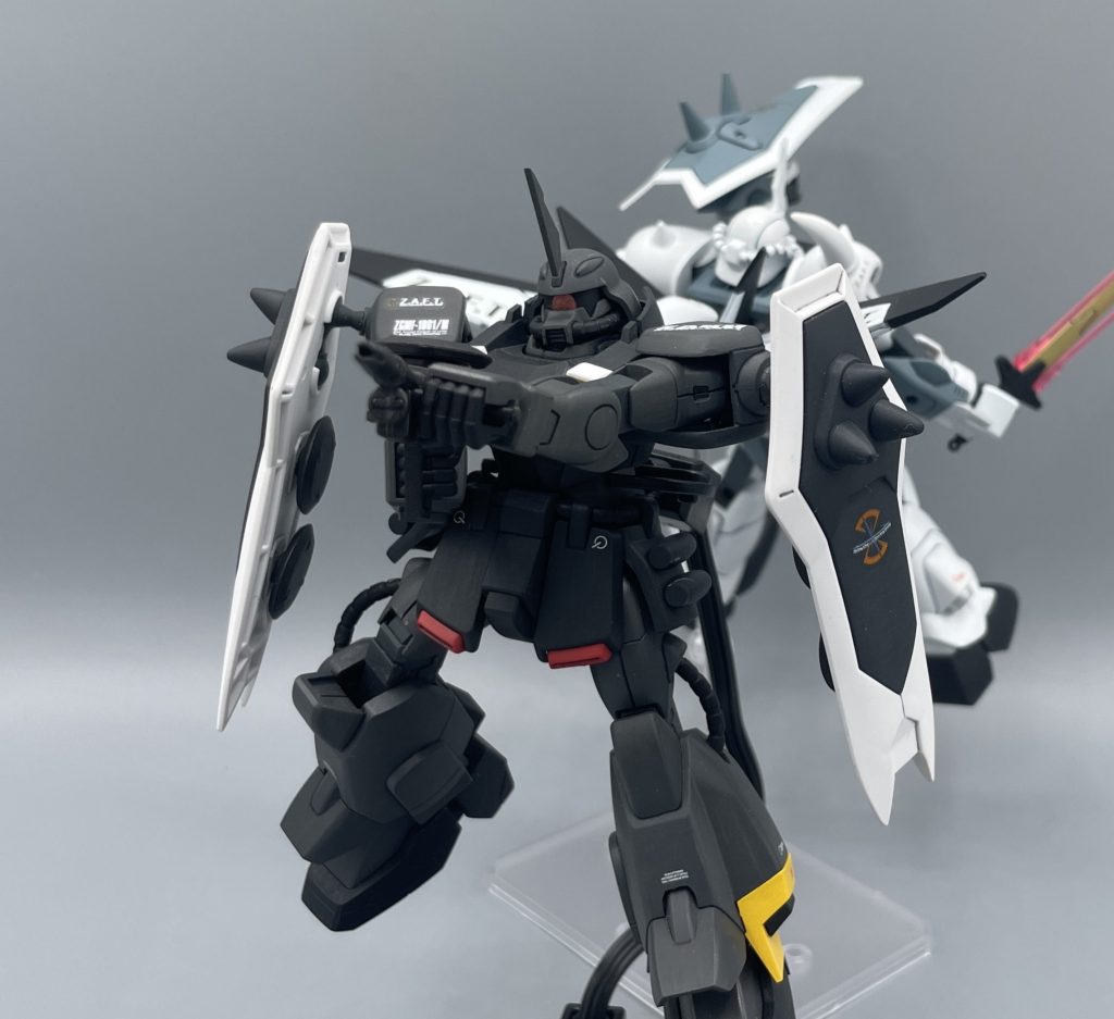 背中は任せたぜ、相棒!! こんなセリフは劇中にありませんが(笑) ディアッカなら、こんなこと言いそうだな~と。 まもなく発売される、ディアッカの最新専用機「ライトニングバスターガンダム」も楽しみですね。そのライトニングバスターにも、”このザク”の操作系が受け継がれていて、ディアッカも気に入っている模様。買えると良いなー(*^^*)♪ベース機のザクウォーリアはこちら→https://gumpla.jp/hg/2042265ZAKU・イザーク機はこちら→https://gumpla.jp/hg/2042156  最後までご覧頂き、ありがとうございました!!(^^♪