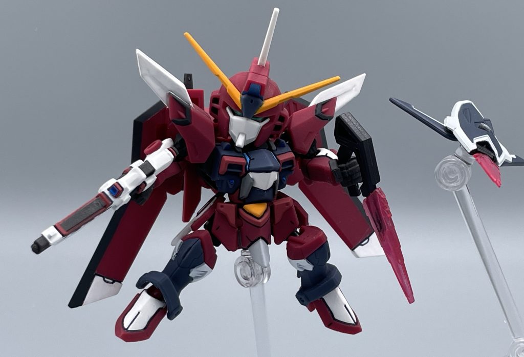 MA-F2D2ヴィ―ゼルナーゲルビームブーメラン このブーメランも、モビリティ・ジョイントには付属しません。どこから借りてきたかと言えば、アンサンブル26弾です。 このイモータルジャスティス、造形はパリッとエッジが効いていて、細身の超カッコいい造形で作られています。正直、ライフリよりもカッコいいです。しかし、いかんせん付属する武装が少なすぎます。その上EXパーツも、1枠をライフリに奪われている始末。。。 個人的な意見としては、EXパーツの大型ライフル&シールドを廃してブーメランやシールドのビーム刃を付けて欲しかったですね。MJライフリ→https://gumpla.jp/sd/2054999