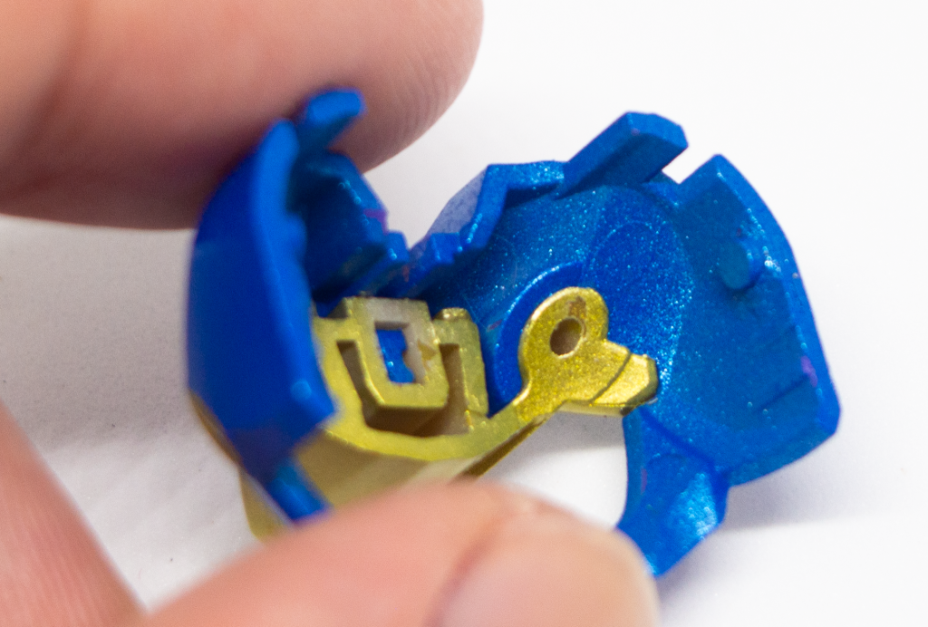 ちなみにフロントのアーマーは本来ならしっかりとしたピンで接続されますが、今回は改造のためそのピンがなくなります。なのでネオジム磁石で接続できるように両脇にネオジムを設置。胸パーツの裏側には大きめのネオジムを設置しました。