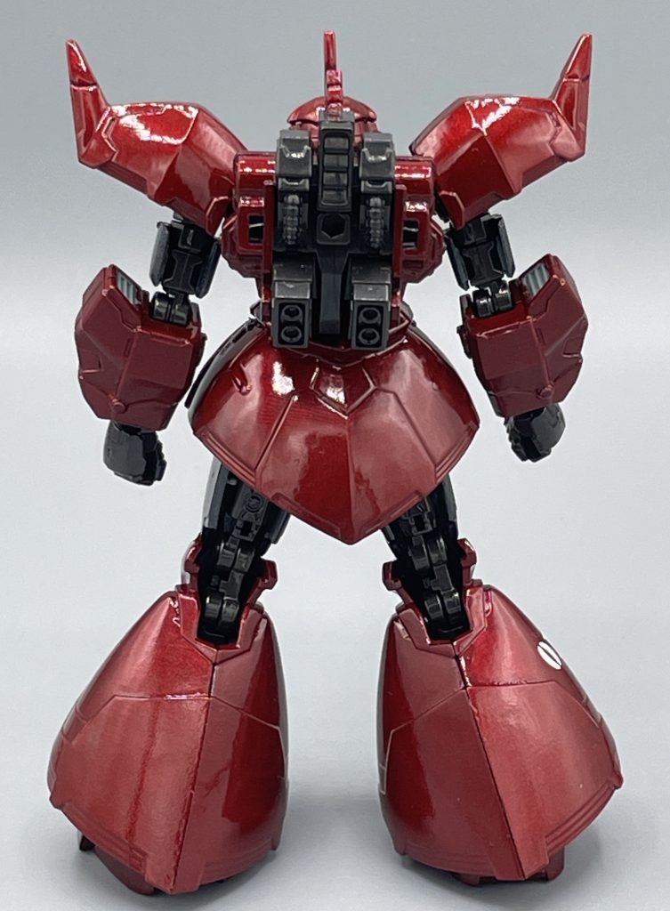 バックショット これぞ高機動型バックパック!! 独自アレンジも強いですけど、超カッコいいです。 Gフレーム08段が発売された2019年は、2024年現在ほど”ガンダムブーム”がアツくない時代だったので、どこのスーパーに行ってもGフレームは余りまくっていました。今も主役機以外は残ってるか・・・。08段収録のゲルググは、色変え遊びが楽しいので、見かけるたびに摘まんでいました。 だってね??量産型ゲルググのフレームセットの“オマケ”が、画像の「高機動型バックパック」「ロケットランチャー」「試作型ビームライフル」「指揮官用ヘッドパーツ」「シールド」が付いてくるんですよ。これぞ武器セットと呼べるボリュームでしょう。 昨今は、原材料高騰などのあおりを喰らって、「武器セット=スッカスカ」という冬の時代になっております・・・。振り返ると、良い時代だったなぁ。 こんなの、公式が「どうぞガトーやライデンにして遊んでください」と言ってるようなものですよ。余りまくってるし(笑) イエス!ユア・マジェスティ―!私がやるしかない!と張り切っていたのを覚えています。楽しかったな。