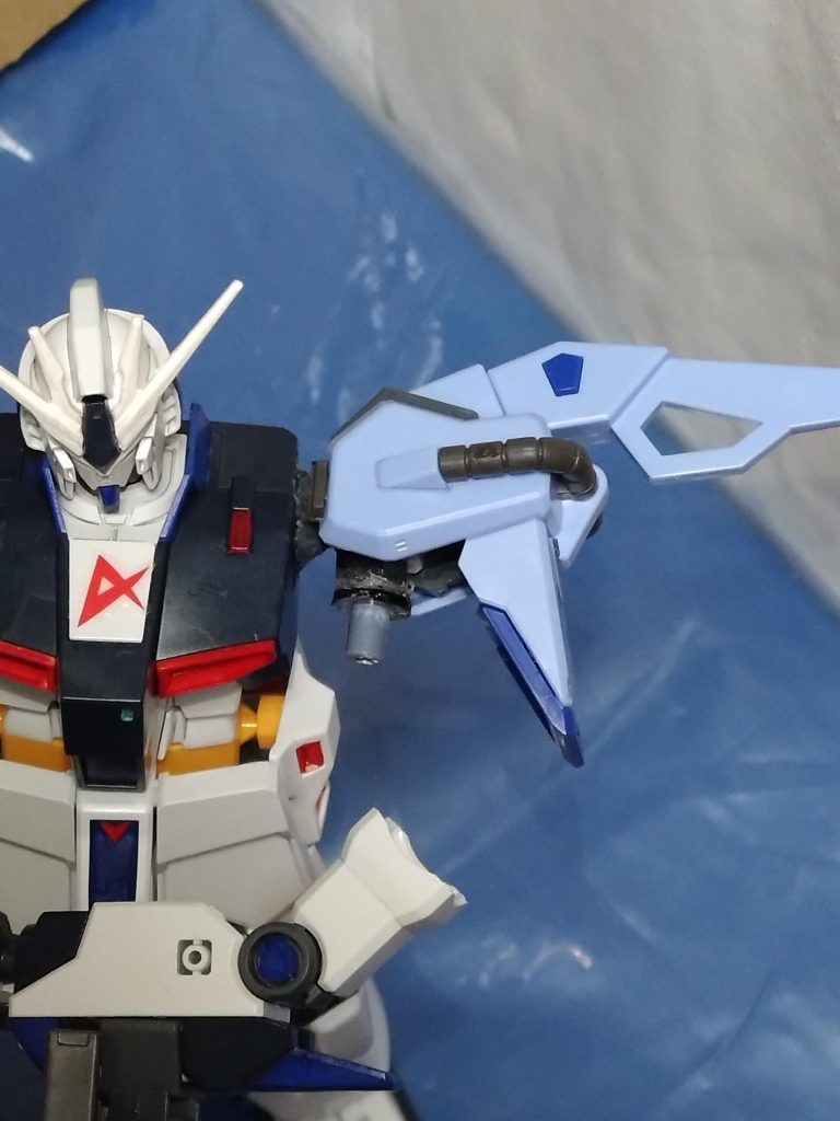 ここまで説明しましたが、使用したガンプラはEGのνガンダムをベースにしてますが、肩はEGストライクを使用してます。ただ、パーツが違って肩の接続にどうすべきか制作時は苦労しました。でも、胴体と肩の接続はパーツを一部削り、接着剤でなんとか接続しました。あと、その肩にνガンダムの腕を接続する問題も起き、更に悩みましたが、無事に解決。HGジオングのリード線を接続する為に必要なパーツを拝借し、肩と腕の間に加えるといった形になります。このパーツですと、νガンダムの腕の穴にピッタリハマり助かりました(>ω<)