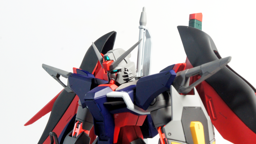 ブラックライトを当てると目が光るだけでなく、最大稼働時を再現できるようになっています！これはブラックライトペイントルミネという塗料を使うことで再現できます。