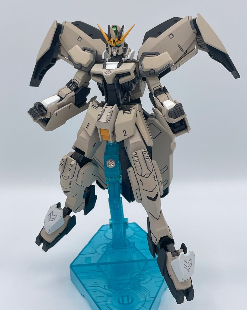 　ナノラミネートアーマーは、遠距離からの銃撃やモビルアーマー（以下MA）のビーム兵器に対して高度な防御力を誇るが、MAの持つ圧倒的な破壊力を前にしては、紙切れのごとく破壊されていった。　本機体の前身である「ガンダムストライク」も例外ではなく、過去の戦闘で大破し、装甲の大部分が新造された。MAとの再戦に備え、ストライクの装甲には新たなコーティングが施されることとなった。　それこそがPS（フェイズシフト）粒子であり、ナノラミネートアーマーにPS粒子を高温で蒸着させることで、防御性能を格段に向上させることに成功した。PS粒子を高温で蒸着させる様が、まるで”焼き直し”をしているかのように見えたことから、ReBAKEの名が与えられた。 何言ってるか分からない？…大丈夫、私が一番わかってない！