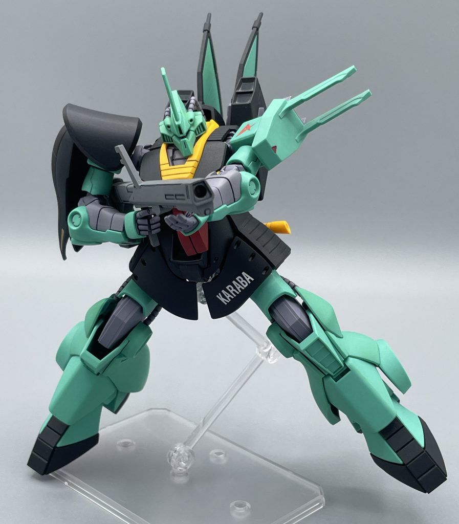 敵のガルダは俺が沈める!! カッコいい・・・。ディジェは本当に大好きなMSです。ゲルググ+ドムに蝶々の羽をくっつけた、いわゆるゲテモノ的な造形のハズなのに、色もチョコミントなのに、何故こうにもカッコいいのか。 ”アムロが搭乗した” という補正もあるでしょうが、見事にまとめ上げられた藤田一己先生のデザイン・造形の賜物だと思います。本当にディジェはカッコいい!!(>_<) ゼータガンダムのMSデザインには、複数のデザイナーが起用されており、デザイナーごとに様々なデザインラインのMSが登場するのが面白いですよね。 そのせいで、何処と何処が戦っているのか、敵なのか味方なのか訳が分からなくなるという罠にもなっているんですけど^^;